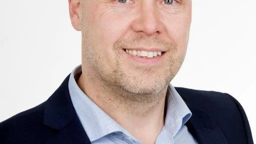 Mäklaren Peter Olsson för fastighetsförmedlingen Ludvig & Co.