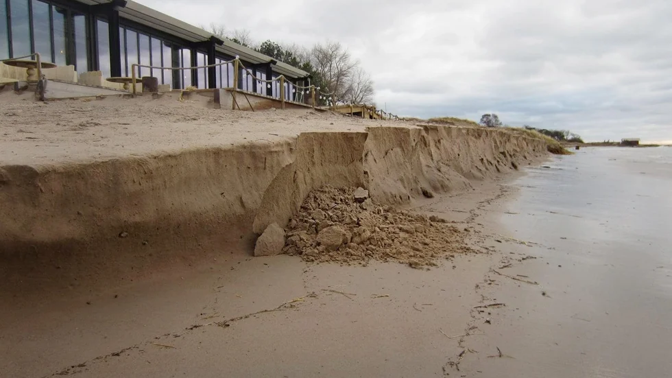 Den här bilden på Tofta strand, tagen den 31 januari dagen efter stormen, har delats i sociala medier under veckan med en hel del reaktioner som följd. Vissa menar att det som hänt har med nybygget att göra, och att man gjort för stor inverkan på stranden.