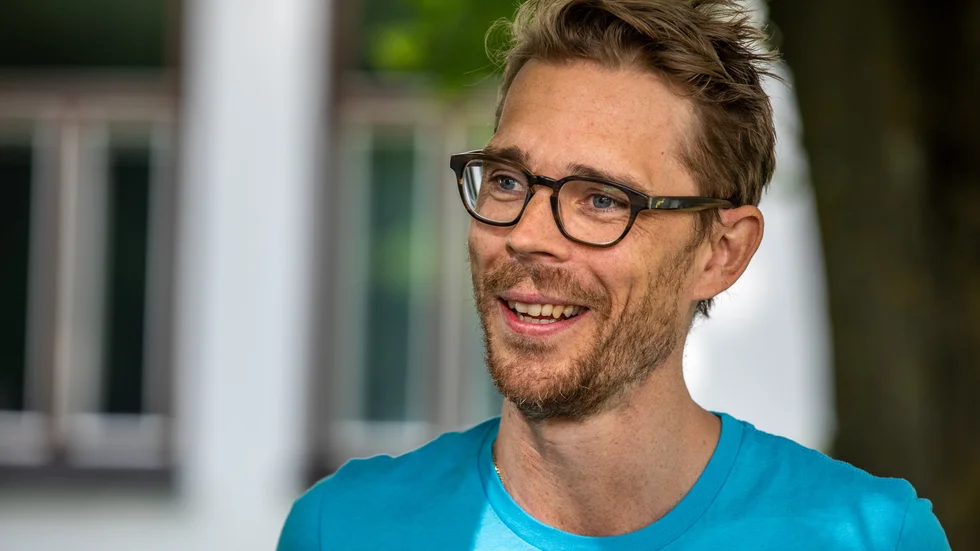 Carl Bergstrand, som driver Nordens största norrskensgemenskap, arbetar även som sjuksköterska. 