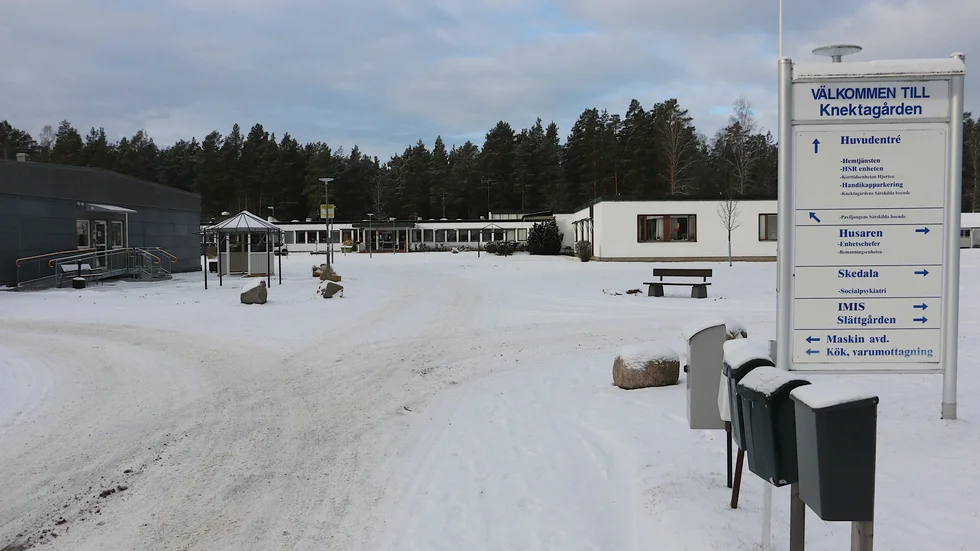 Det är många olika kommunala verksamheter igång på Knektagårdens område. Bland annat äldreboende, korttidsboende och kontor. Men hur det ska se ut i framtiden är en fråga för två olika utredningar.