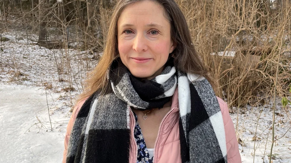 Hur ska information om ett radioaktivt avfall nedgrävt i marken skickas vidare till kommande generationer? Annika Bratt, utredare vid Strålsäkerhetsmyndigheten, SSM, har utrett ämnet på regeringens uppdrag tillsammans med kollegan Carl-Henrik Pettersson.