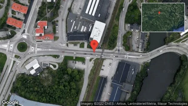 En personbil i olycka på väg 736