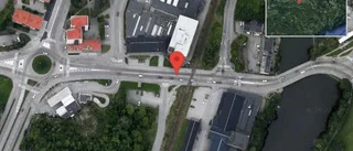 En personbil i olycka på väg 736
