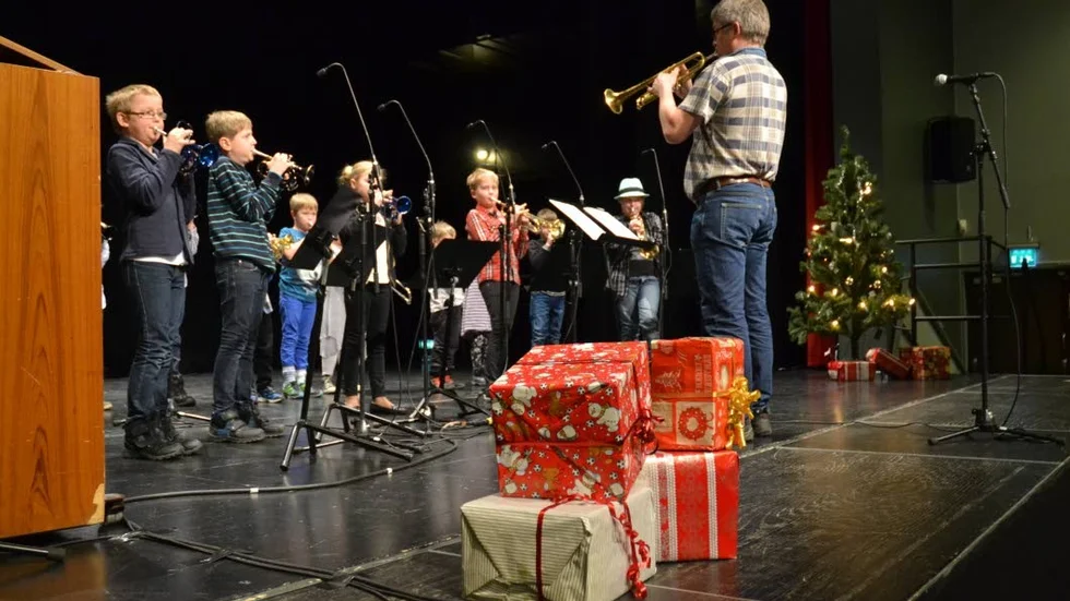 Hej då julen! Lördagens konsert med Musikskolan i Finspång, var ett "hej då" till julfirandet och några julklappar fanns fortfarande kvar...Läraren Kalle Wärnberg leder sin blåsargrupp.