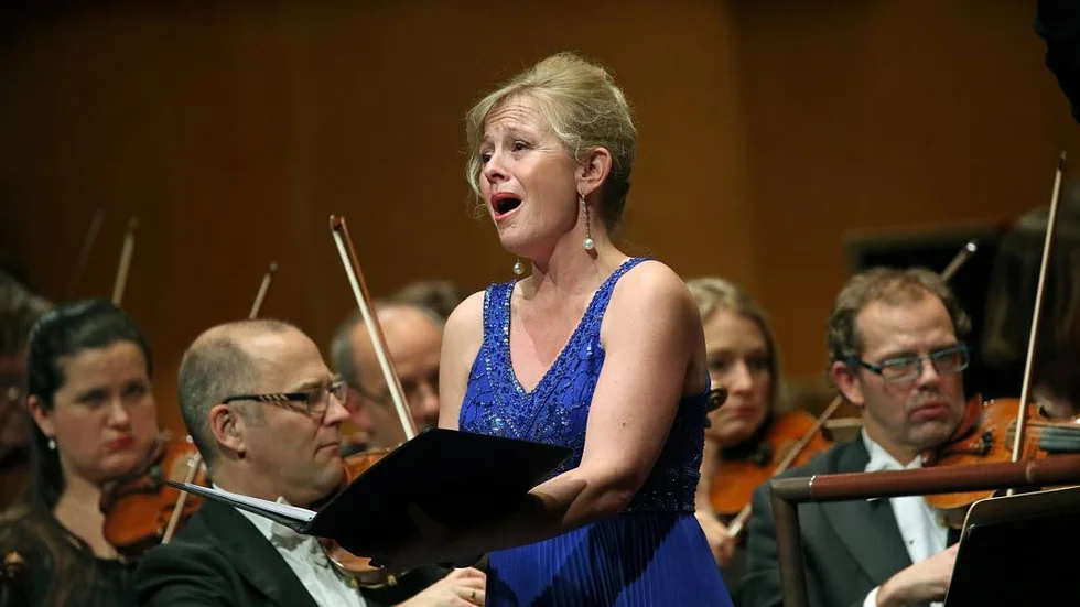 Lisa Larsson vid SON-konserten "Kärlekens trädgård".