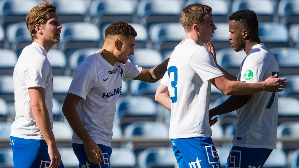 Jordan Larsson firar ett av sina två mål mot Mattersburg.