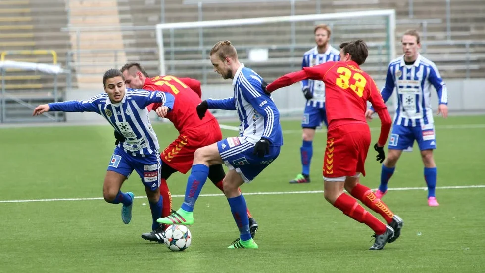 MÅLFARLIG. Daniel Andersson (mitten) värvades till Sleipner för att gjöra mål. Nu har han gjort det.
