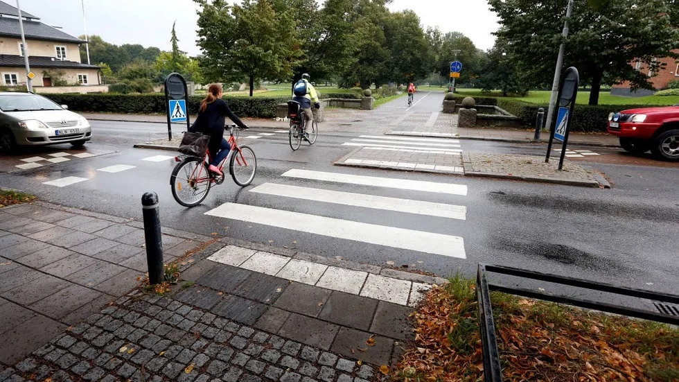 På andra sidan. Utmed muren i Vasaparken ska överfallet skett.