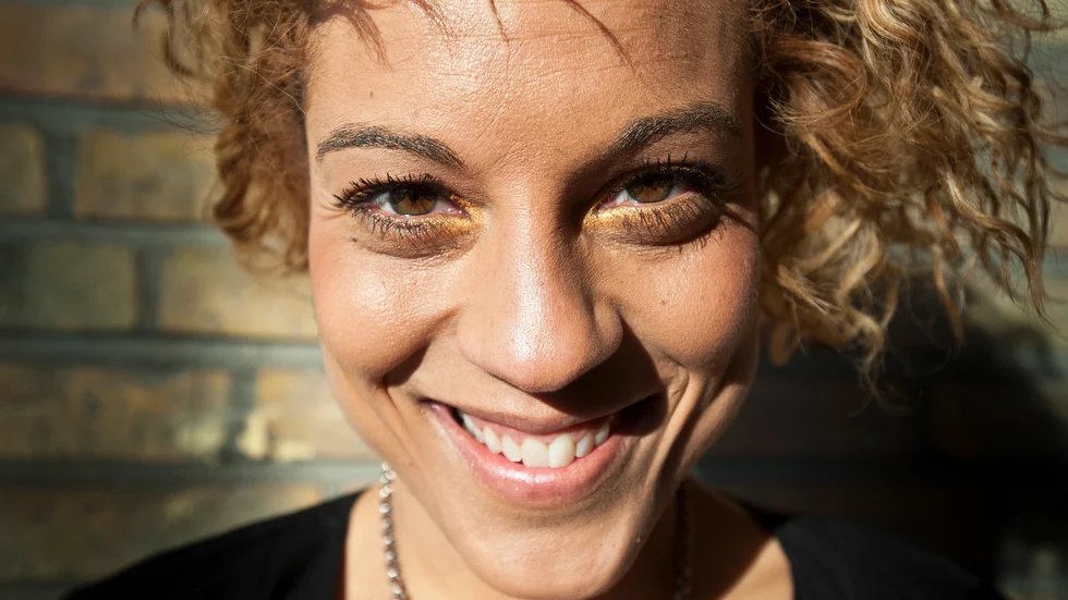 Stilen. "Jag skulle beskriva min musik som soulpop", säger Sara Holmström. Foto: Emilie Sjölund.