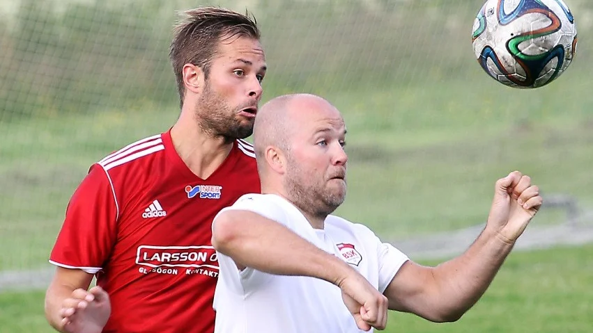 NYGAMMALT. Simon Höglund i närkamp med en av cuphjältarna, Andreas Lindahl, i sommarens hemvändarmatch.