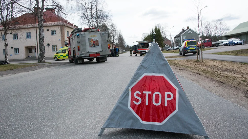 Stopp. Räddningstjänstens stoppskylt vid olycksplatsen respekterades inte av alla. Foto: Foto: GÖRAN WESTERLUND.