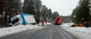 Snösörja på vägen – lastbil hamnade i diket
