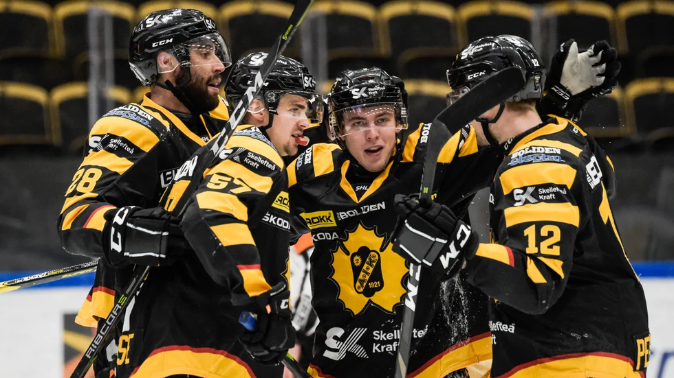 Skellefteå AIKs Andreas Wingerli, firar tillsammans med lagkamaterna till ett mål under torsdagens SHL-match i ishockey mellan Skellefteå AIK och Timrå IK i Skellefteå Kraft Arena.