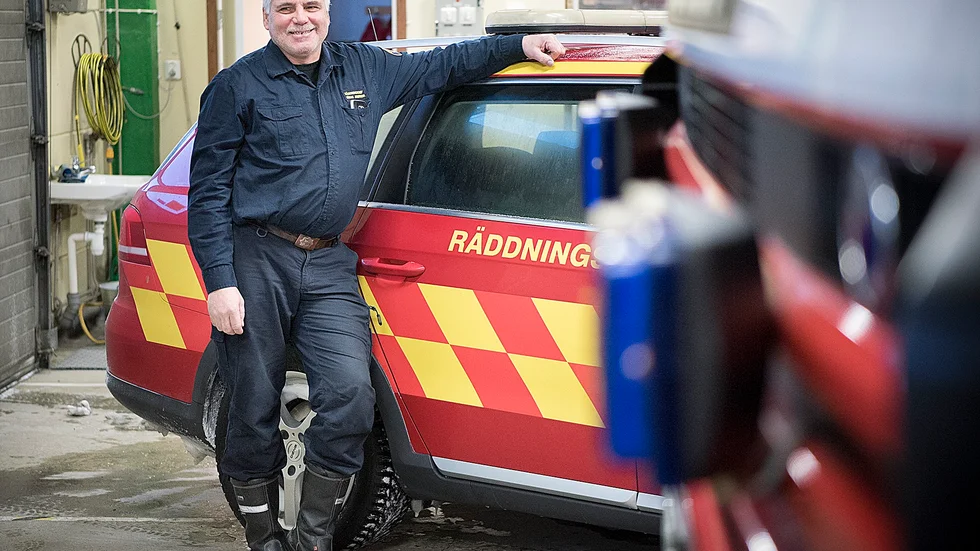 Trots att instruktionen var att invänta polis, eftersom det fanns en yxbeväpnad man på platsen, så gick räddningschefen Göran Josefsson in i det övertända huset och räddade en kvinna. 