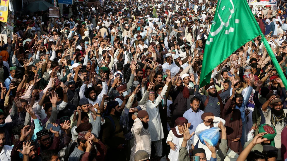 Anhängare till partiet TLP demonstrerar i Lahore i oktober och kräver att deras ledare släpps. Arkivbild.