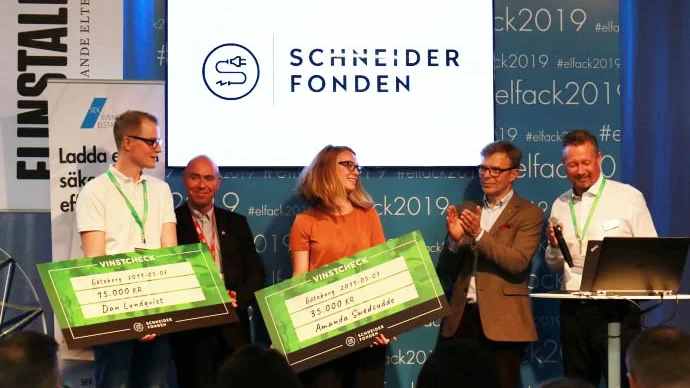 Dan Lundqvist och Amanda Swedsudde tar emot sina stipendium vid mässan Elfack i Göteborg.