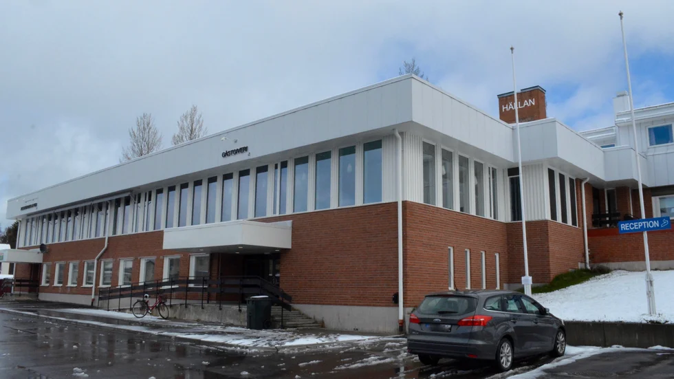 Norsjö gästgiveri är inrymt i Hällan 8, före detta hotellfastigheten, i centrala Norsjö.