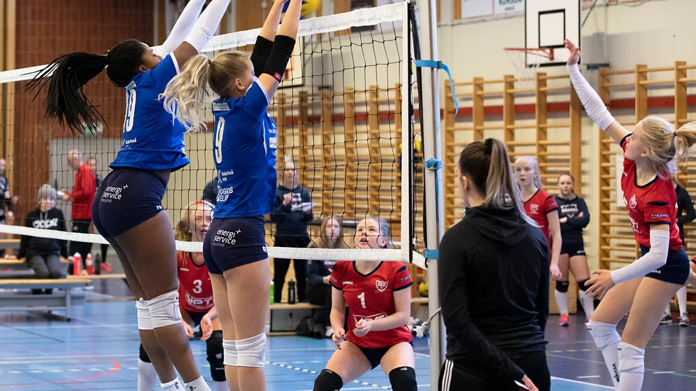 Norsjö Volleys Zeinab Kamara och Julia Norberg går upp i block i USM-matchen mot Stöcke IF.