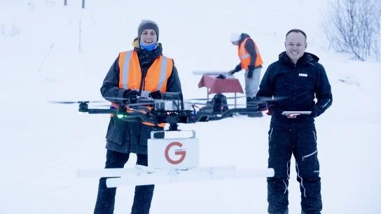 Trots det iskalla vädret var både flygaren Henning Sandström och den tekniska chefen på Guideline Geo, Anders Abrahamsson, glada över den lyckade flygningen med drönaren över Vindelälven. 