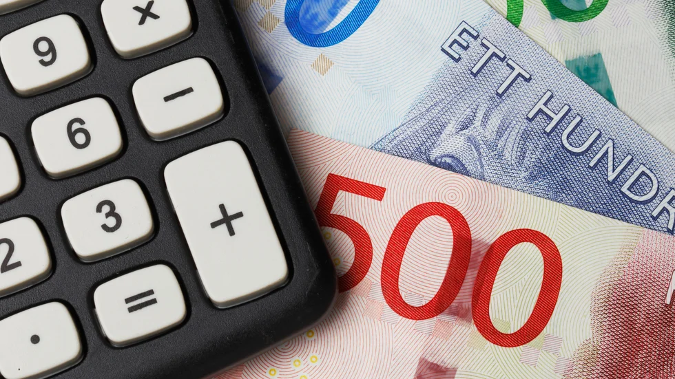 En 54-årig man ska betala tillbaka nästan en halv miljon.