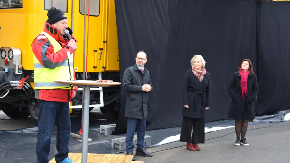 ””Det känns bra för oss att en lokal långsiktig ägare tar över stafettpinnen i Railcare som försnart 30 år sedan startade i ett lokstall i Skelleftehamn.”. Det säger Ulf Marklund i en kommentar. Här talar han för ministrarna Tomas Eneroth och Eva Nordmark, samt landshövding Helene Hellmark Knutsson då världens största batteridrivna underhållsmaskin för järnvägen premiärvisades i oktober 2020.