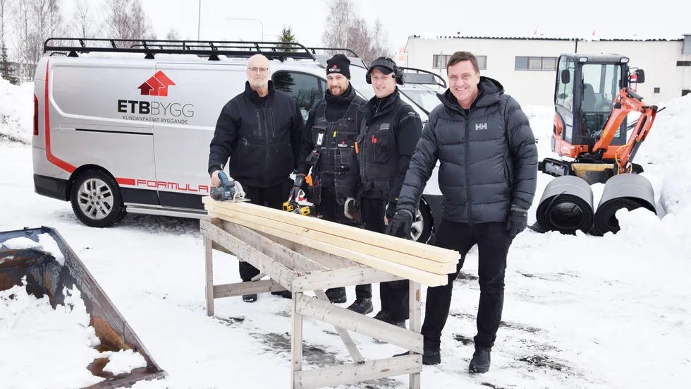 Nu samlar ETB Bygg verksamheten på en plats, Anderstorp, Skellefteå, genom att satsa på egna lokaler där om 1600 kvadratmeter som väntas stå klar om ett år, fr v Sten Strömberg, skadeansvarig, Erik Forslund byggnadssnickare, Åke Holmgren, logistikansvarig, och vd Mattias Jakobsson, vd.