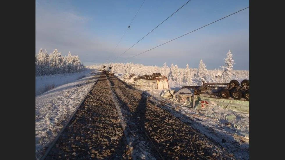 Det urspårade godståget, som till stor del var lastat med lax, har orsakat ett stopp i tågtrafiken fram till tisdag kväll. Foto: Trafikverket. 