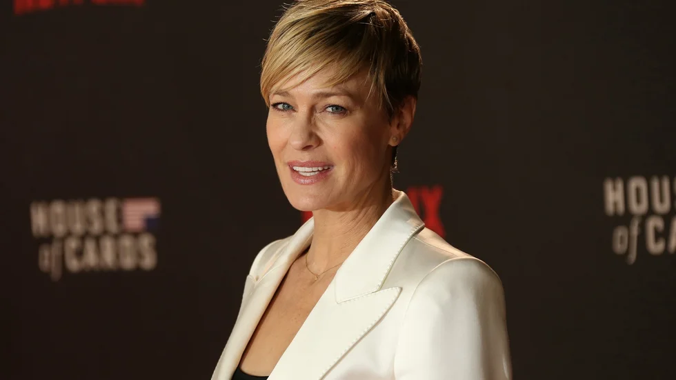 Politiker likt den fiktiva presidenten Claire Underwood i ”House of Cards” (spelad av Robin Wright) ska inte klamra sig fast vid makten. Men de får gärna hedra mandatperioderna de är valda för.
