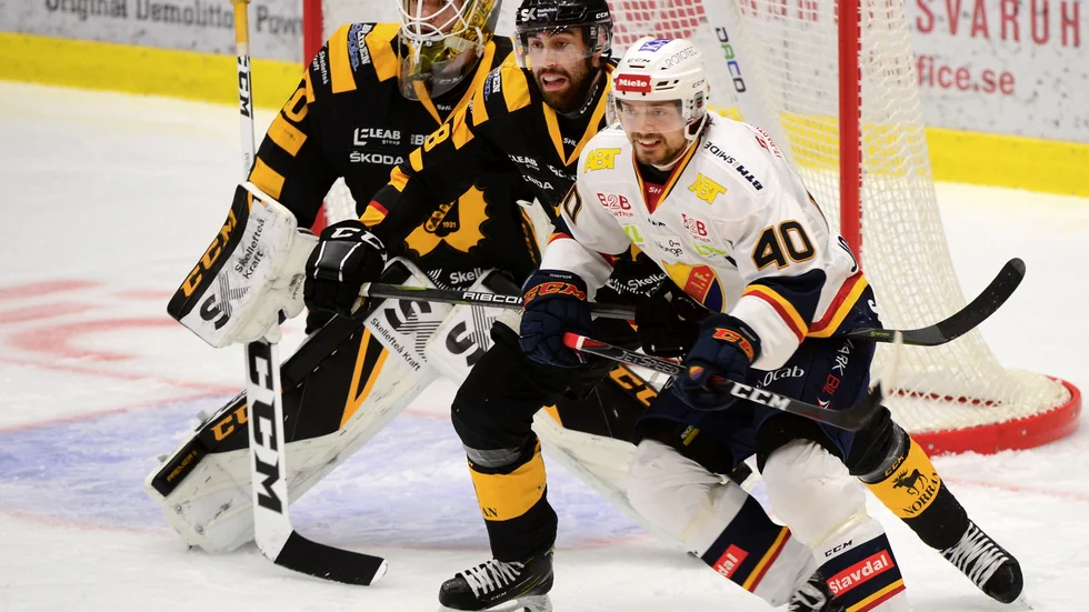 Djurgårdens Jacob Josefson, här i kamp med Skellefteås Johan Alm framför Gustaf Lindvall, tilldelas Guldhjälmen.