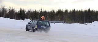 TV: Kolla in när bilarna sladdar på Norsjös nya isbana