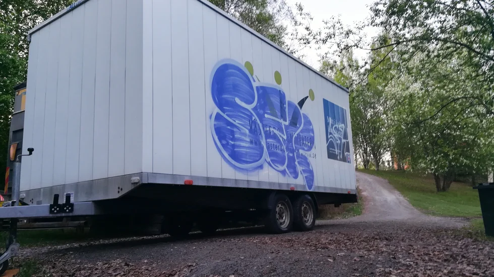 "Det blir väldigt kostsamt", säger Nicklas Andersson, produktionsansvarig scenmästare vid Västerbottensteatern. 