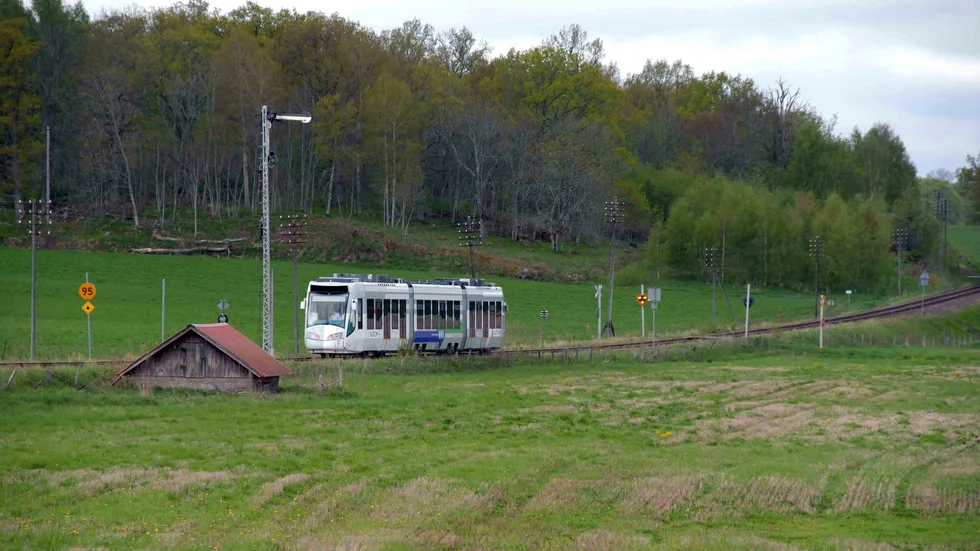 Duospårvagnar är anpassade att köra både på spårvägar i städer och på järnvägar mellan orter. På bilden en duospårvagn som testades i Östergötland 2006.  
