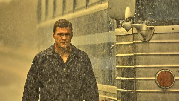 Jack Reacher (Alan Ritchson) kliver av en buss i en amerikansk småstad och blir snart indragen i en blodig härva.
