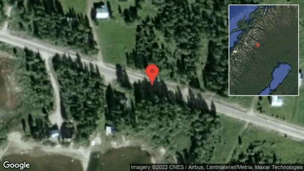 En personbil i olycka på väg 805