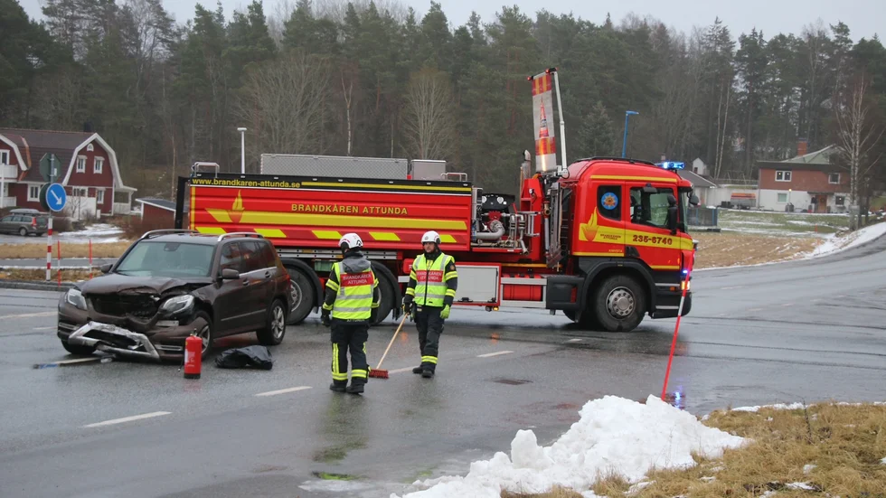 Två bilar kolliderade i korsningen mellan väg 255 och Gredelbyleden.