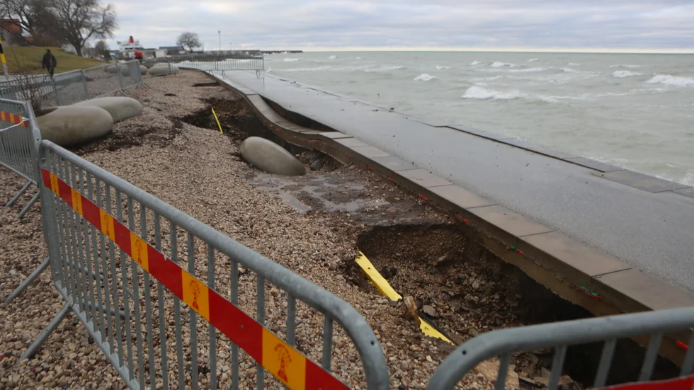 Strandpromenaden efter stormen Malik. Gångbanan hänger i luften.
