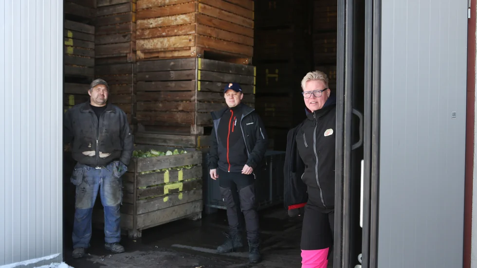 Hulte gård i Hemse har skyhöga elräkningar just nu, något som oroar Åsa Gustafsson, hennes man Magni och kollegan Henrik Hägsarfwe. De menar att någon form av krispaket behövs för landets lantbrukare.