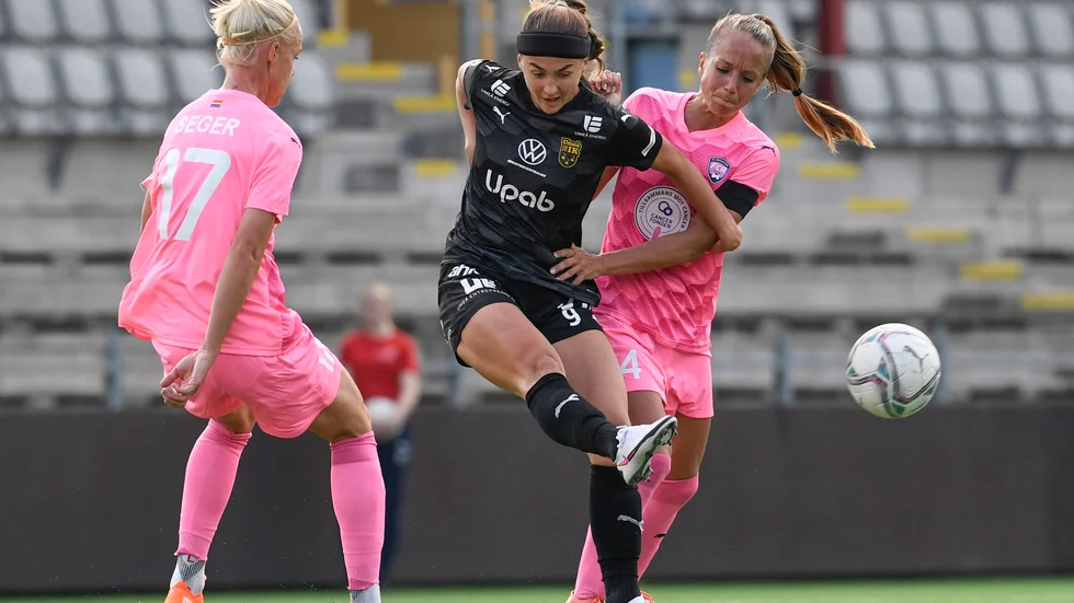 Lova Lundin, i mitten, när hon spelade för Umeå i en match mot Rosengård. Arkivbild.