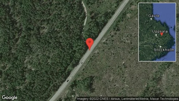 En personbil i singelolycka på väg 282