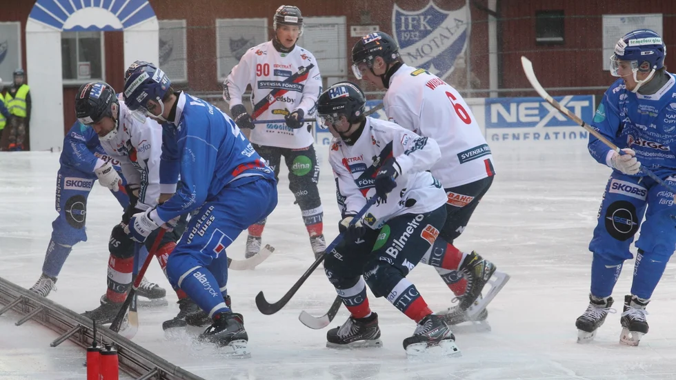 IFK Motala mot Edsbyn och det är trångt och tätt vid sargen. Inget lag ville ge det andra laget utrymme i elitseriemötet. Det blev en bra och spännande match, en rysare som Edsbyn vann efter segermål på fyra minuters stopptid.