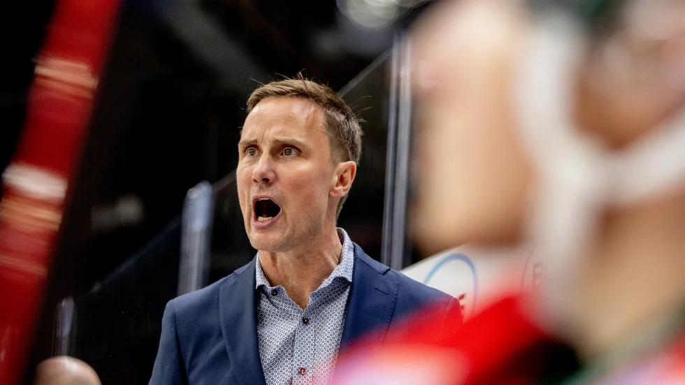 Frölundas tränare Roger Rönnberg får vänta på att få möta Malmö. Arkivbild.