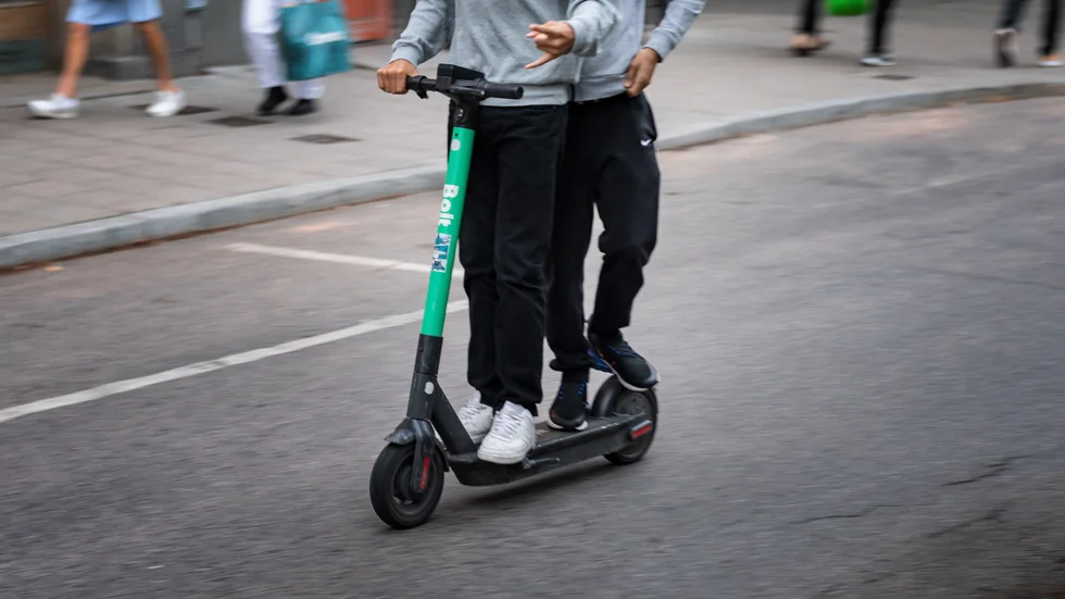 Ungdomar åker ogenerat två och två på elsparkcyklar och vanliga cyklar - på gågator, menar skribenten.