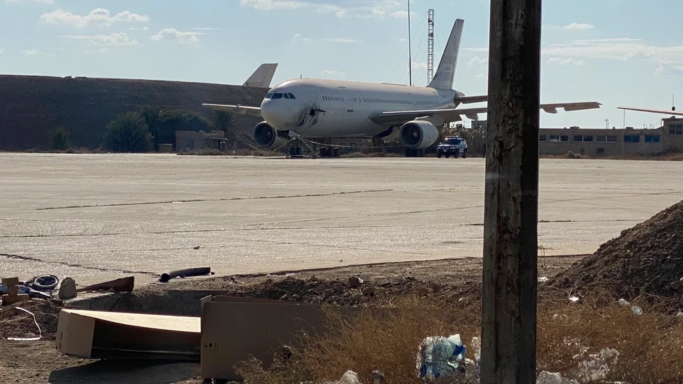 Ett flygplan som fick skador vid raketattacker mot Bagdads flygplats.