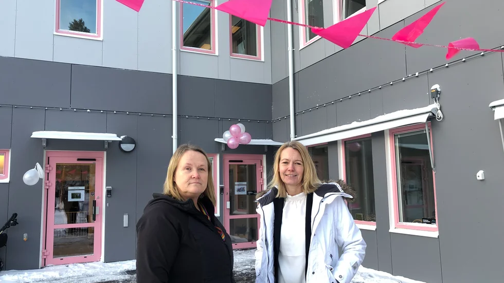 "Framförallt är lokalerna i bättre skick och väl anpassade", säger Helena Nordin, rektor för förskolan Äventyret, om den nya och större byggnaden. Till vänster om Helena Nordin står Ann-Louise Christiansson som är första förskolelärare på Äventyret. 