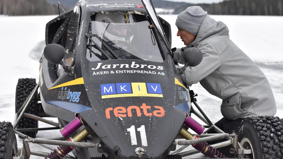 Wilmer Jonsson och Elliot Sjögren, två kompisar som tävlar mot varandra under många år, får nu chansen att fajtas om en styrning i en fabriksbil från Ford. Här är Wilmer Jonsson som under en träningsdag får instruktioner av Jimmie Österberg.