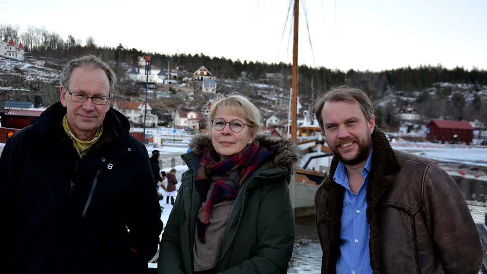 Jan Ekberg, Marie Pettersson och Simeon Gudjonsson i Valdemarsviks hamnmiljö. Boken handlar dock om en sjö nära gränsen mot Västerviks kommun, i det område som inkluderas i norra Tjust.