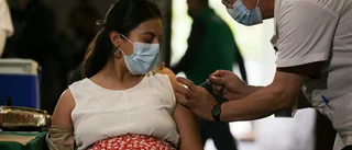 Nej, vaccin överförs inte till barn i magen