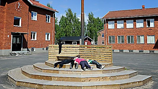 Idylliskt på Byskeskolan. Men det finns också problem med bilkörning på gården. Foto: Roine Sandlén.