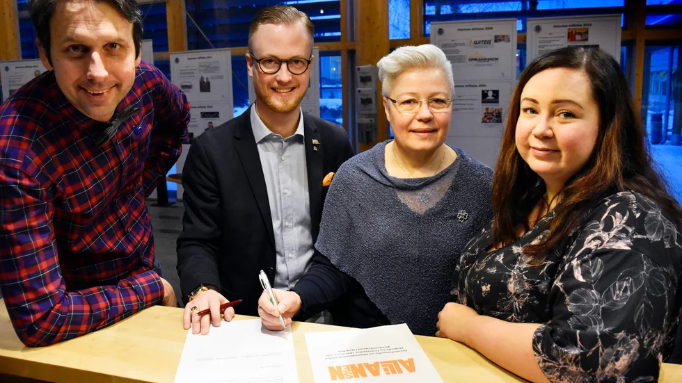 Alliansen 2.0. Andreas Westerberg (L), Andreas Löwenhöök (M), Carina Sundbom (C) och Charlotta Enqvist (Kd) skrev igår på en överenskommelse om att på nytt bilda Alliansen i Skellefteå. ”Vi ska arbeta för ett maktskifte 2018”, säger Carina Sundbom. Foto: Daniel Eriksson.