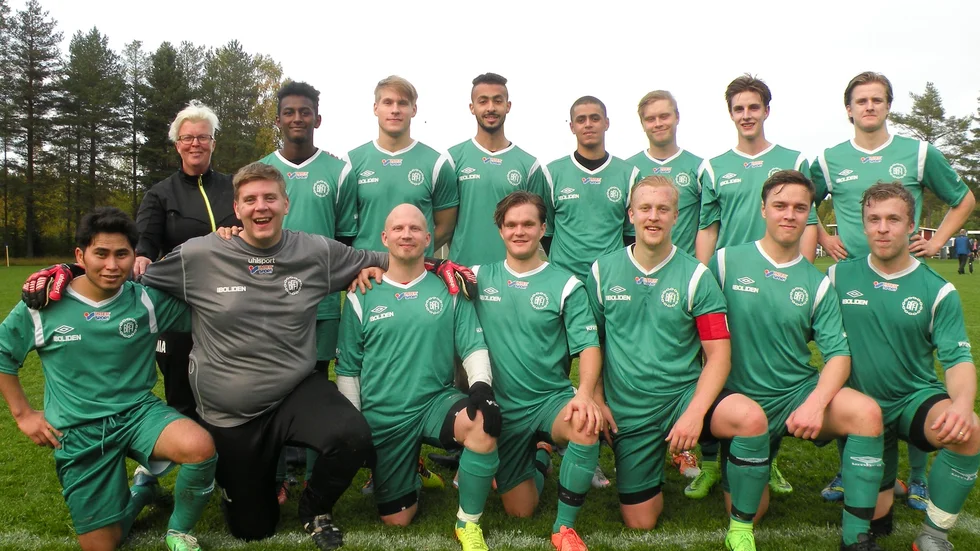 Boliden är seriesegrare i div V-fotbollen. Bakre raden fr v: Maria Forsberg, Mikael Girum, Gustav Jonsson, Alaa Dek, Yosef Mahammad, Olle Karlsson, Petter Lagerhielm och Filip Eriksson. Främre: Muslim Ehssani, Henrik Lindegren, Janne Mäkitalo, Jesper Nilsson, spelande tränaren Jonathan Berglund, Emil Avander och Örjan Berglund. FOTO: BO FUHRMAN